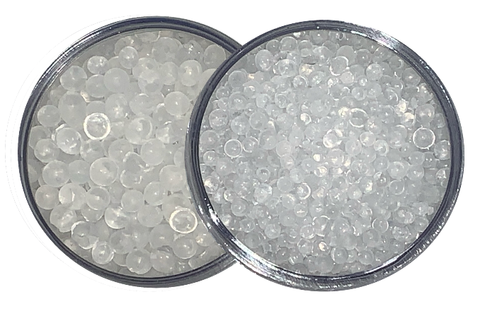 Weißes Silicagel mit 1,6-2,5mm und 3-5mm Körnung nebeneinander