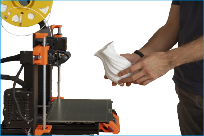 Hände nehmen eine 3D-gedruckte Vase vom 3D-Drucker